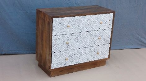 Cajonera con incrustaciones de hueso