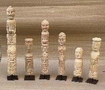 Figuras de personas de madera