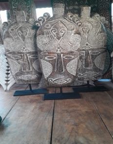 Máscara de pájaro de Bali con base