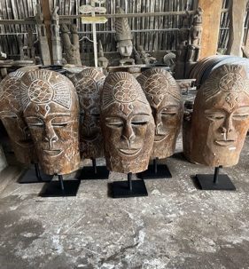 Máscara de coco de Bali con base